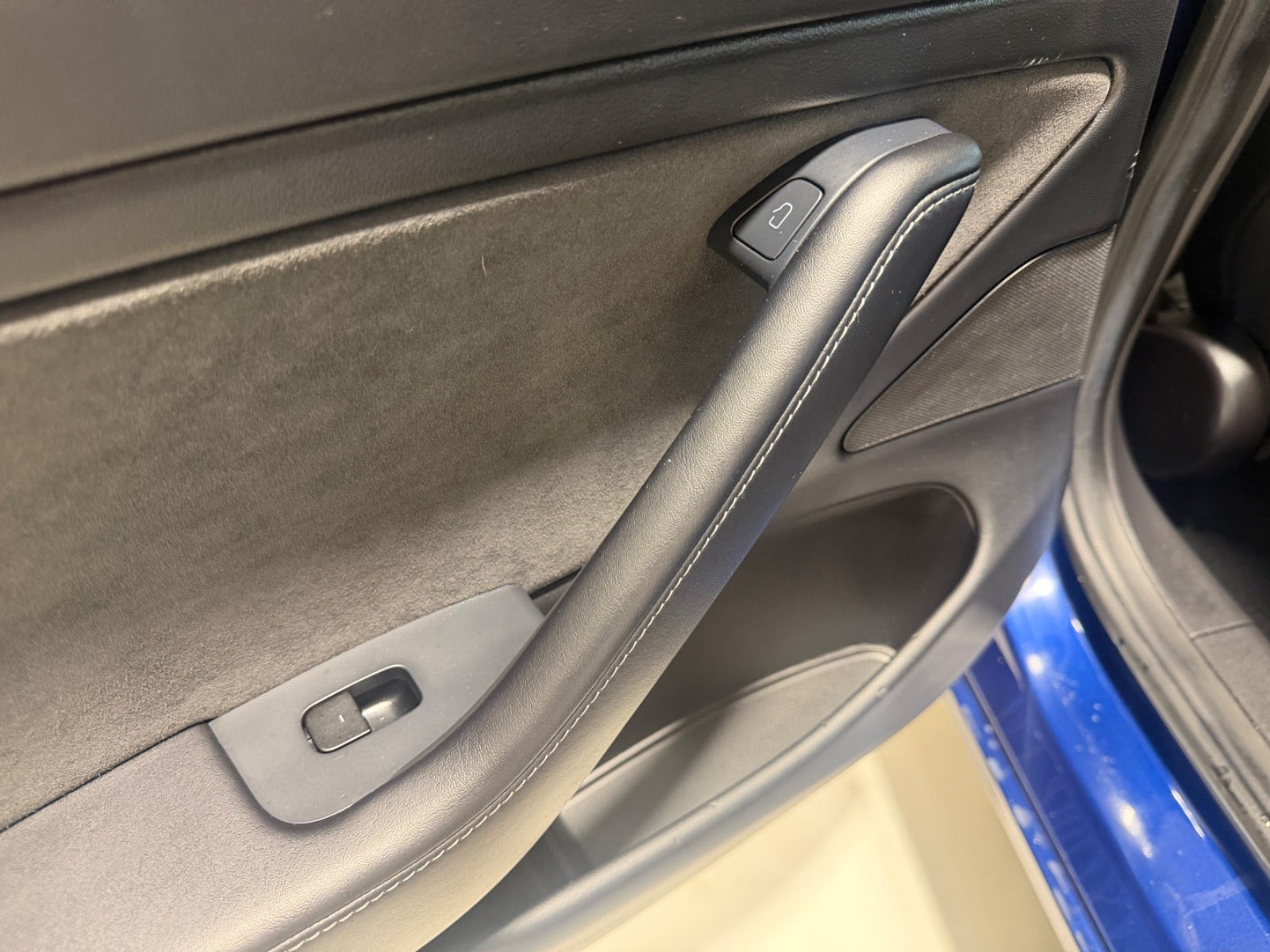 Blå Tesla Model 3 fra 2020
