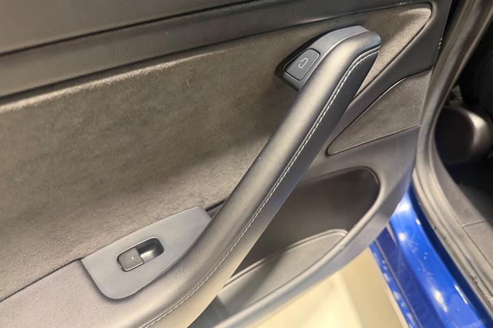 Blå Tesla Model 3 fra 2020