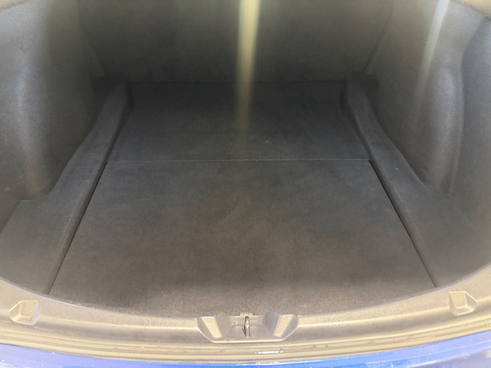 Blå Tesla Model 3 fra 2020