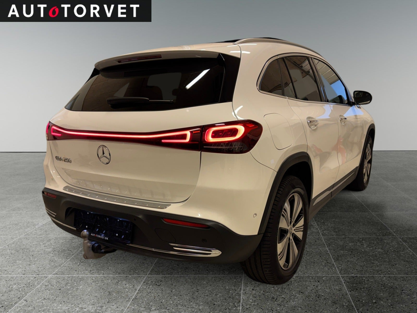 Hvid Mercedes EQA250 fra 2021
