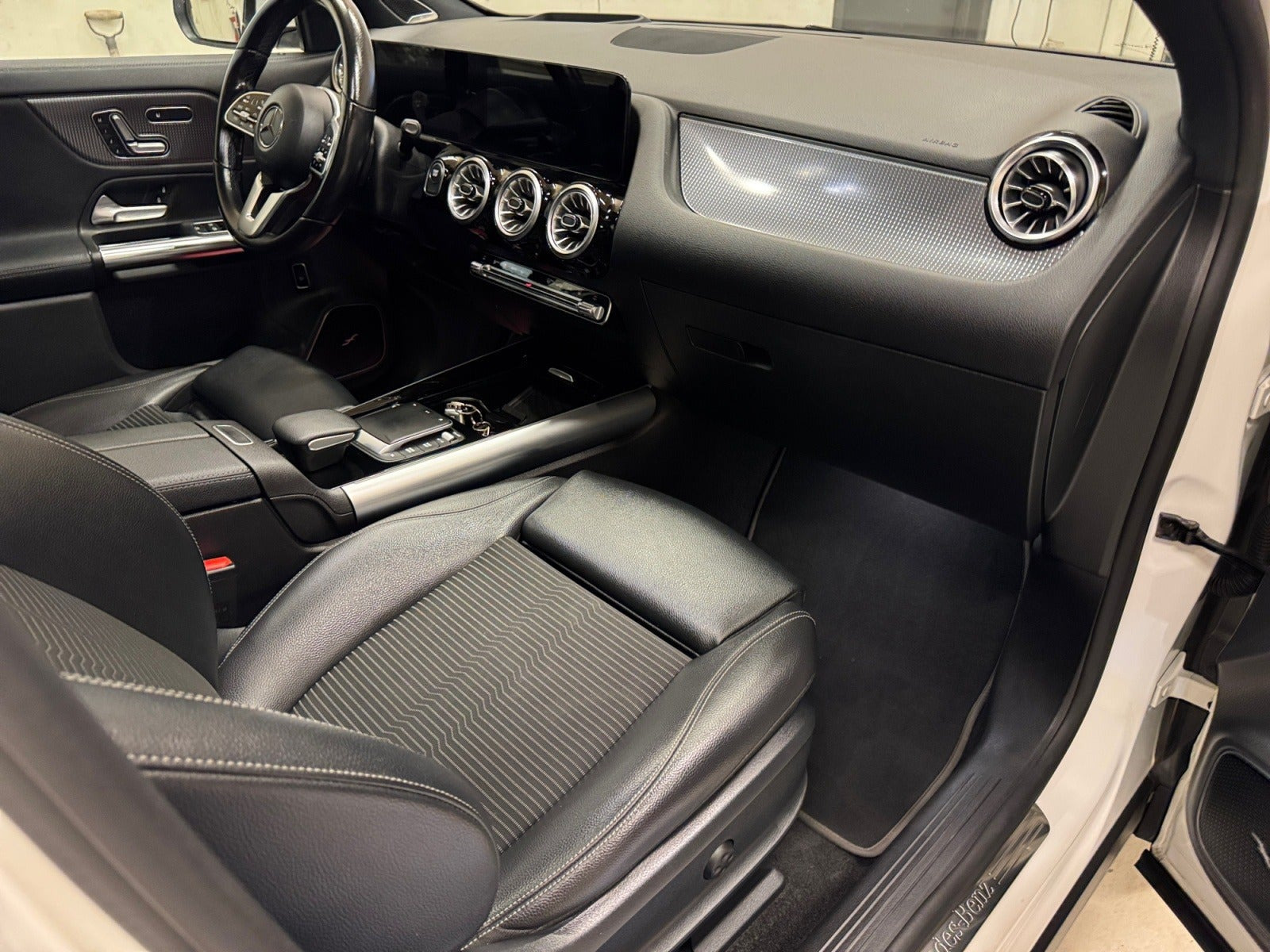 Hvid Mercedes EQA250 fra 2021