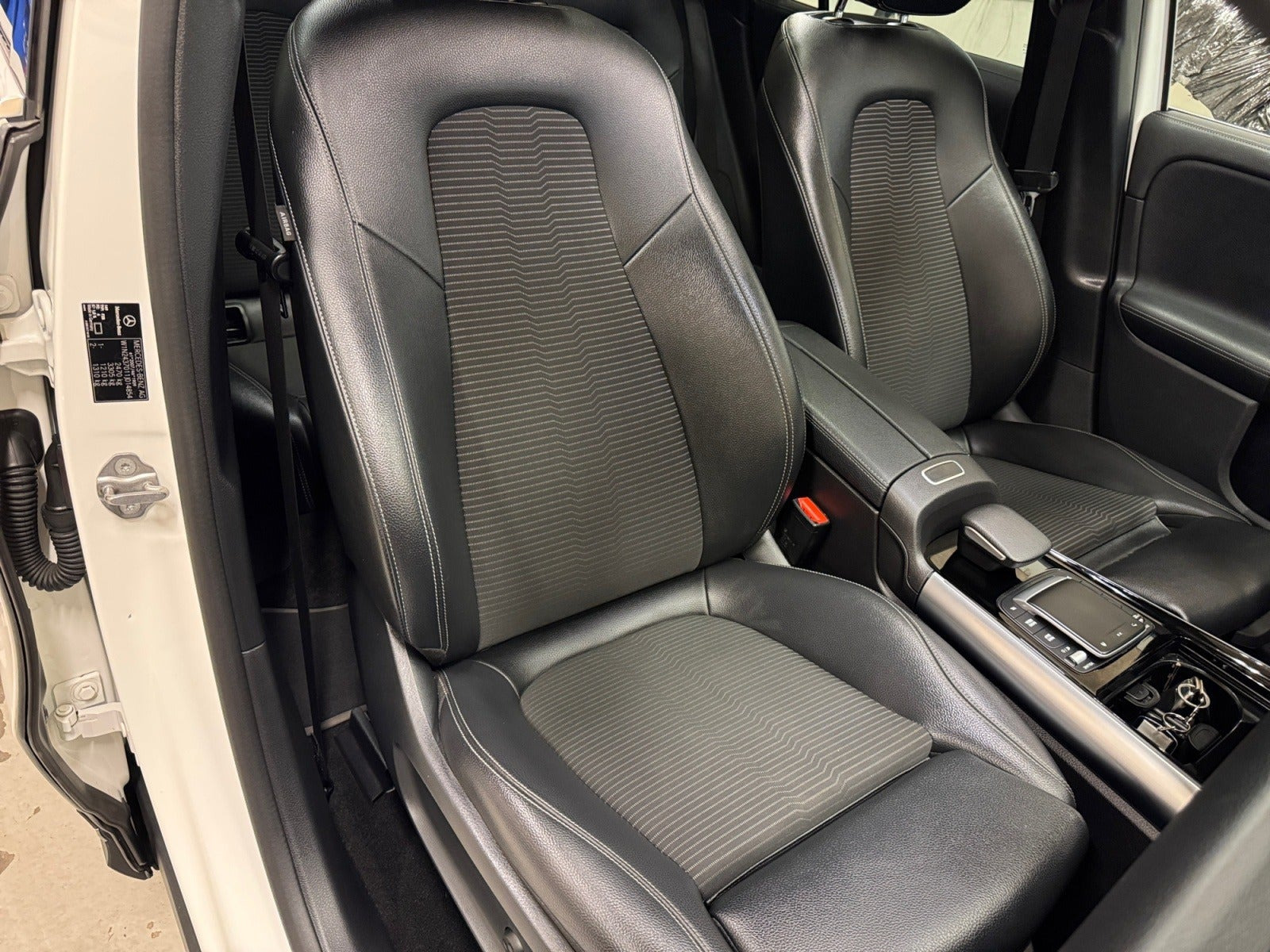 Hvid Mercedes EQA250 fra 2021