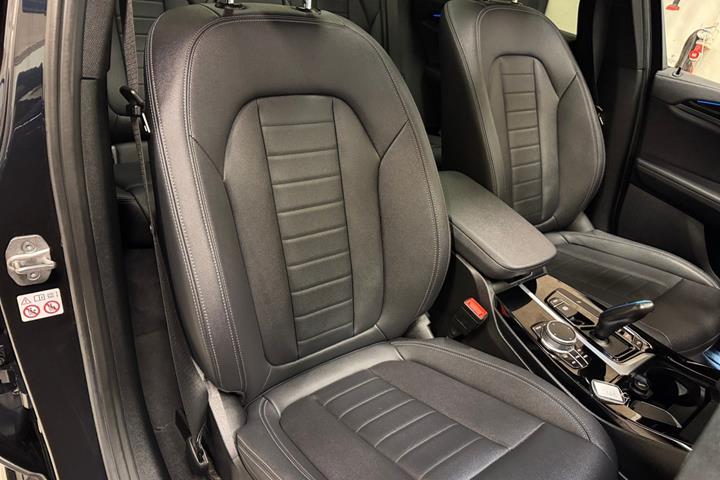 Blå BMW iX3 fra 2021