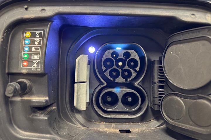 Blå BMW iX3 fra 2021