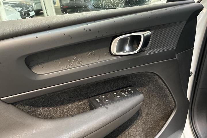 Hvid Volvo XC40 fra 2024