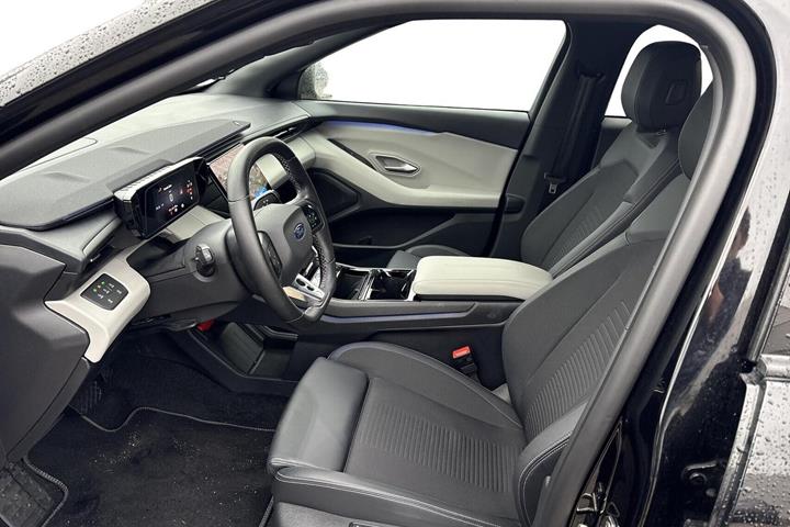 Sort Ford Capri fra 2025