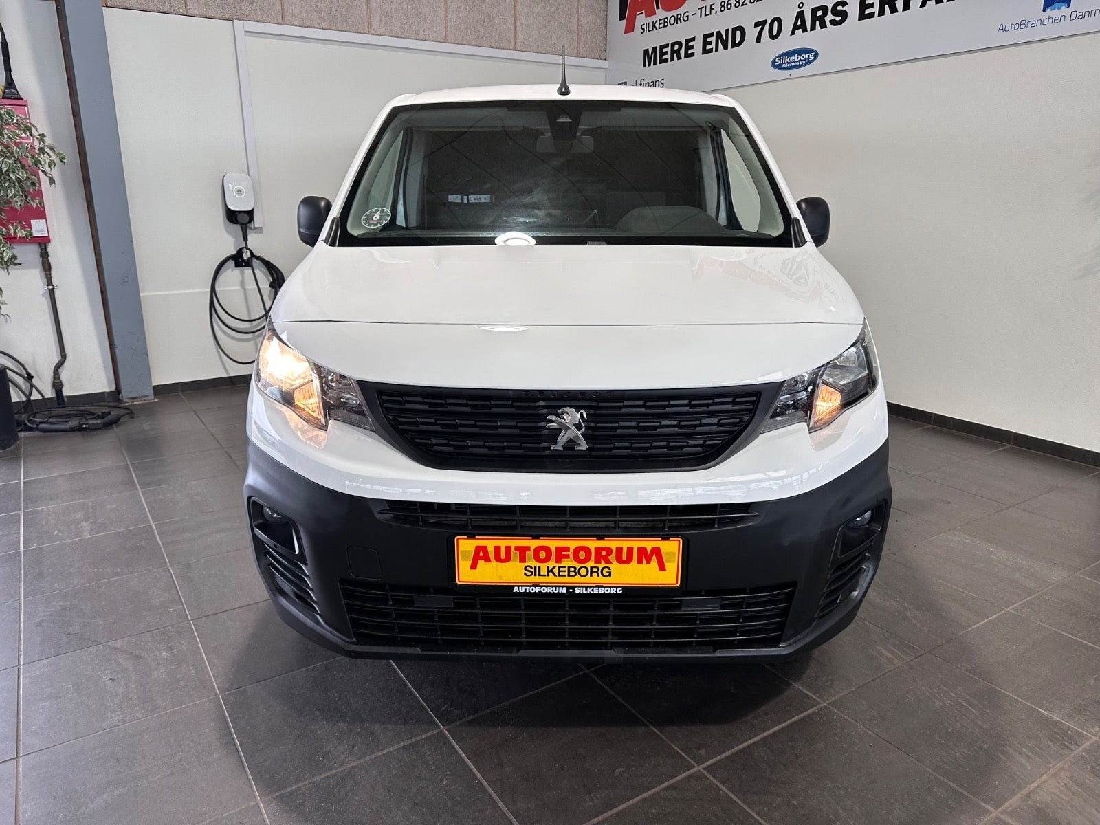 Hvid Peugeot Partner fra 2021