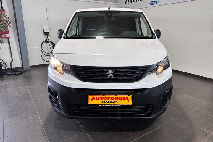 Hvid Peugeot Partner fra 2021
