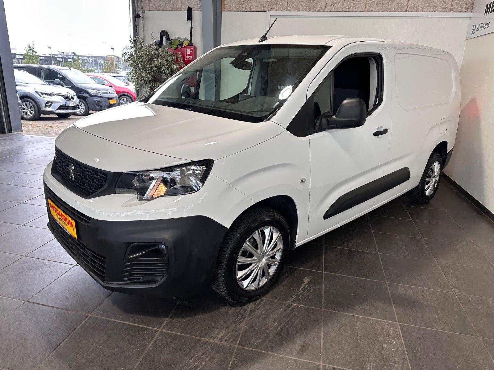 Hvid Peugeot Partner fra 2021