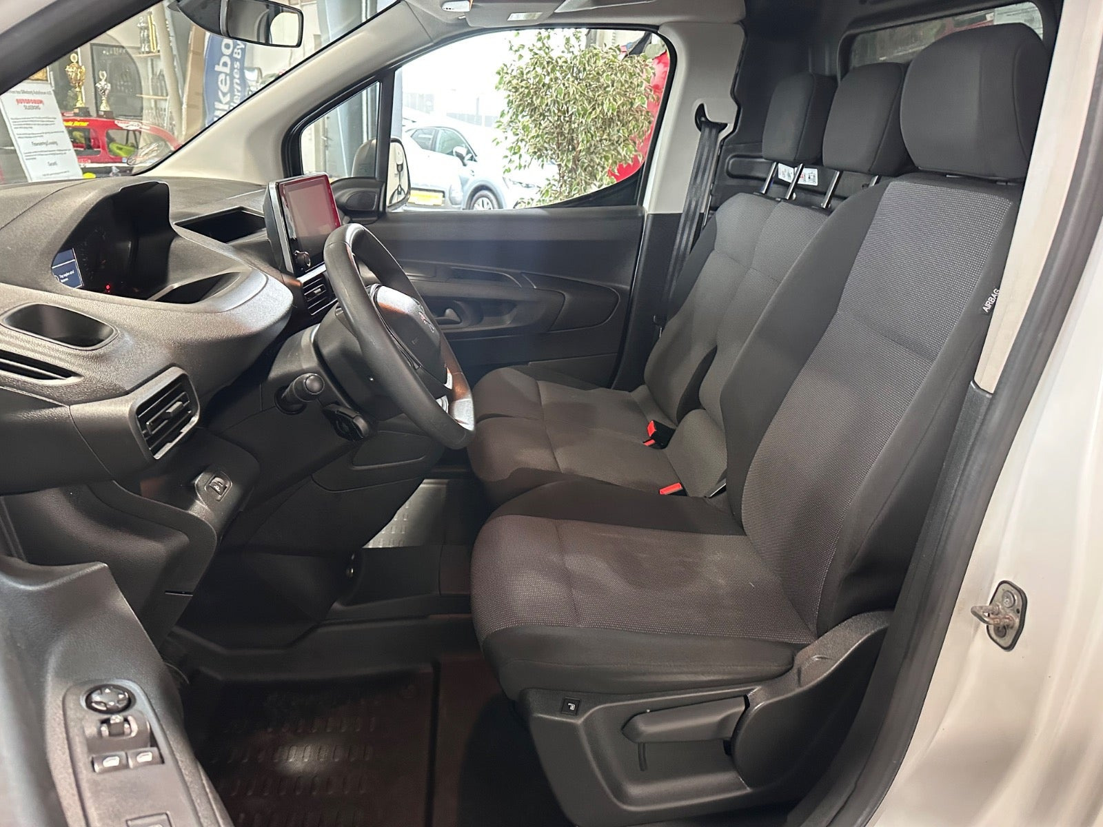 Hvid Peugeot Partner fra 2021