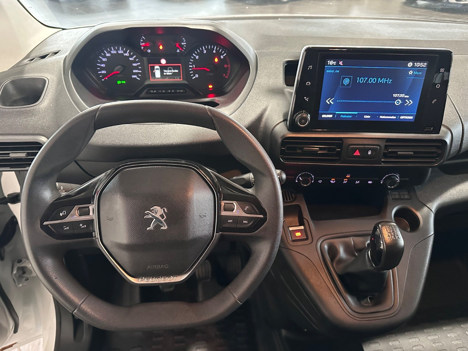 Hvid Peugeot Partner fra 2021