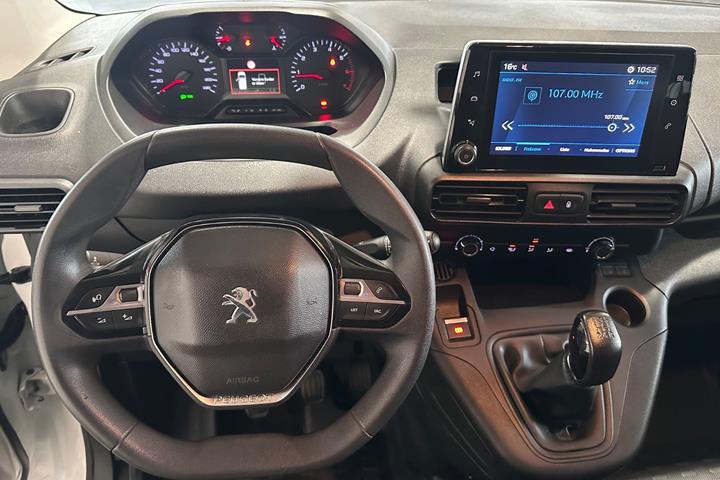 Hvid Peugeot Partner fra 2021