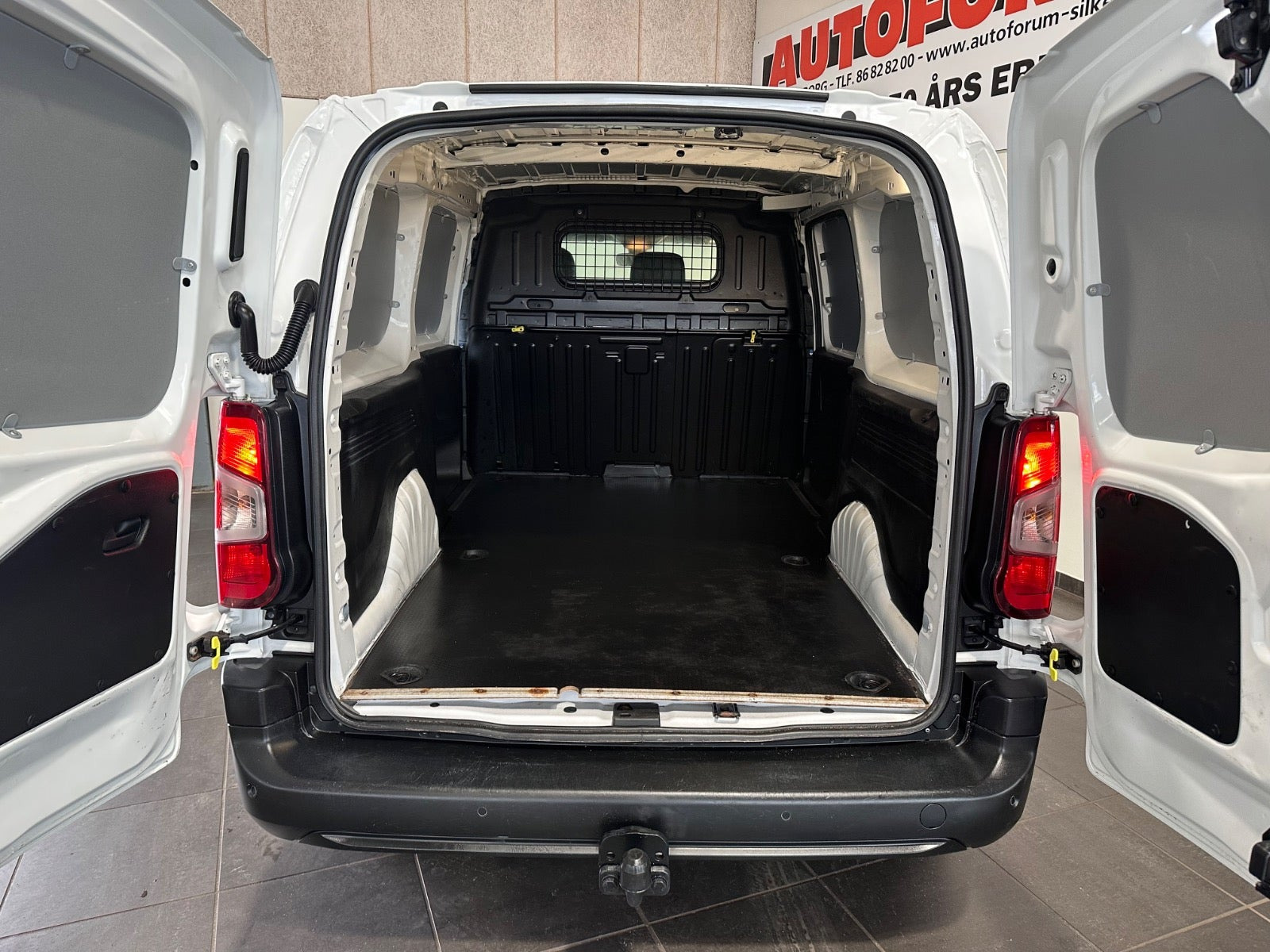 Hvid Peugeot Partner fra 2021