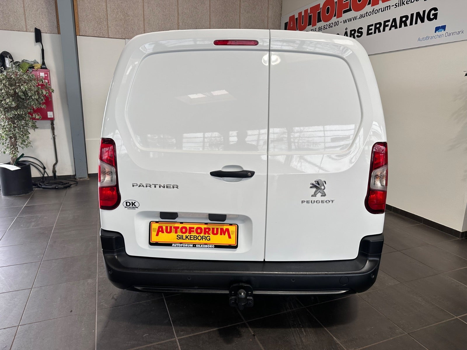 Hvid Peugeot Partner fra 2021