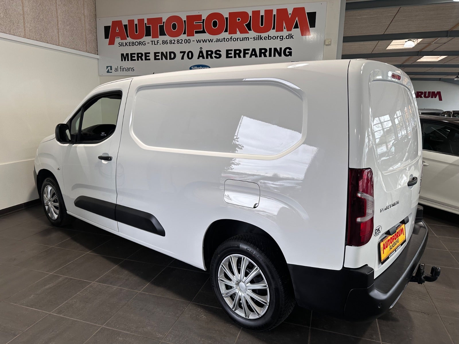 Hvid Peugeot Partner fra 2021