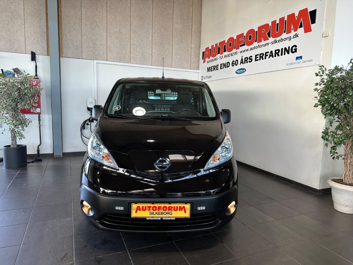 Sort Nissan e-NV200 fra 2022