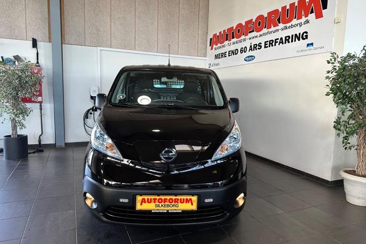 Sort Nissan e-NV200 fra 2022