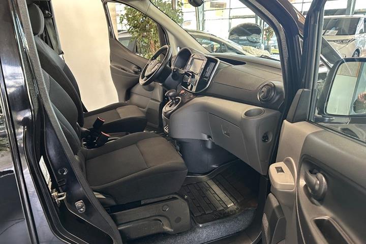 Sort Nissan e-NV200 fra 2022