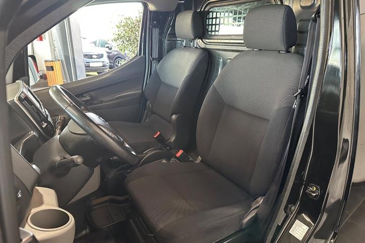 Sort Nissan e-NV200 fra 2022