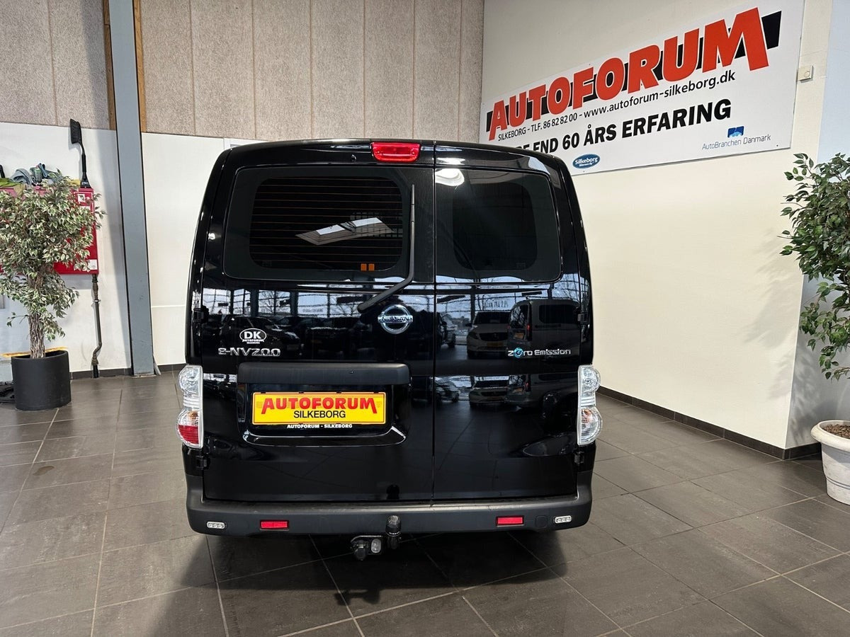 Sort Nissan e-NV200 fra 2022