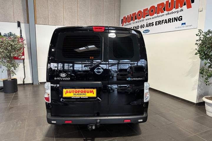 Sort Nissan e-NV200 fra 2022
