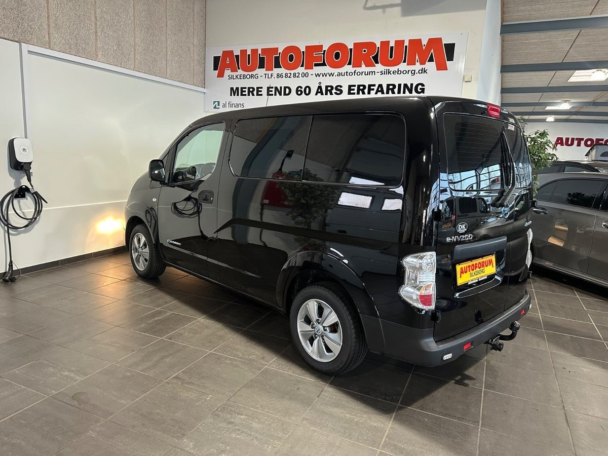 Sort Nissan e-NV200 fra 2022