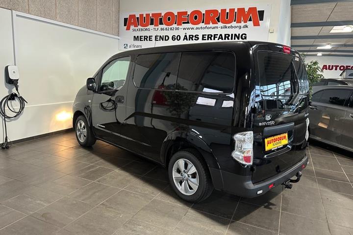 Sort Nissan e-NV200 fra 2022