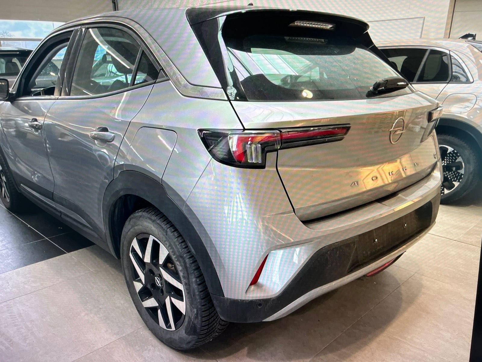 Grå Opel Mokka-e fra 2024