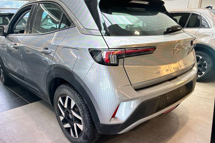 Grå Opel Mokka-e fra 2024