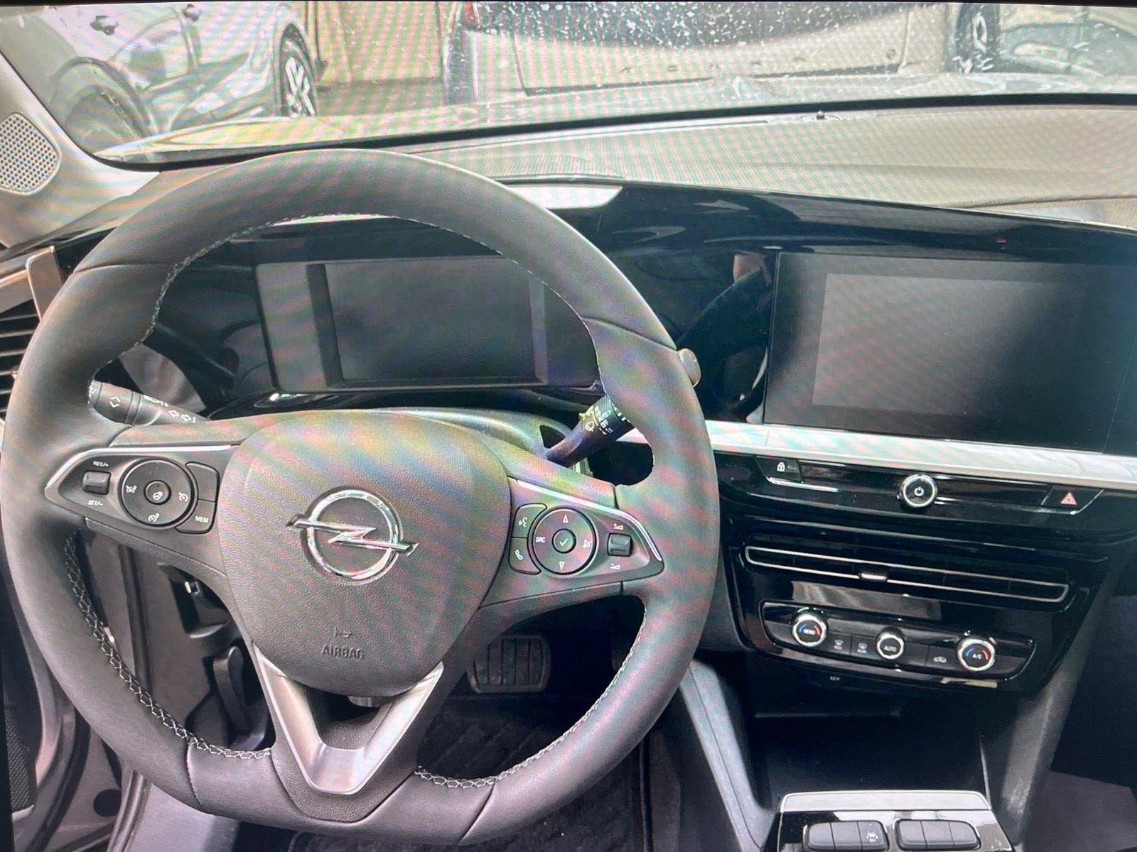 Grå Opel Mokka-e fra 2024