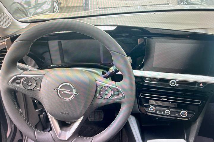 Grå Opel Mokka-e fra 2024