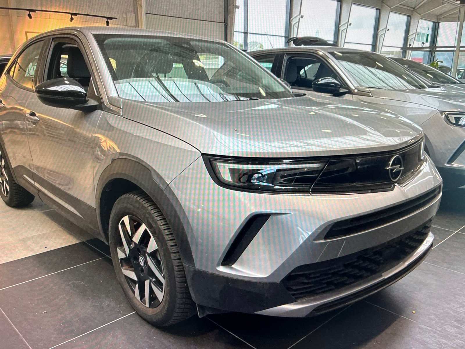 Grå Opel Mokka-e fra 2024