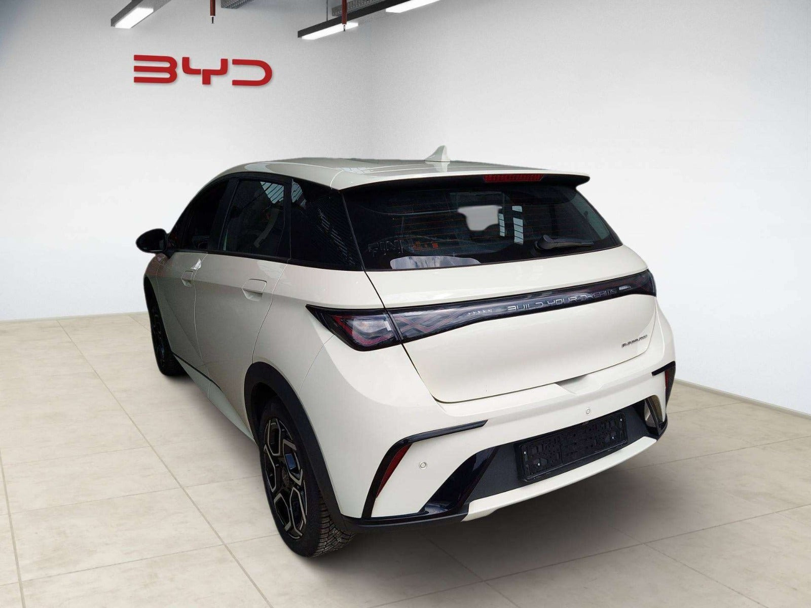 Hvid BYD Dolphin fra 2025