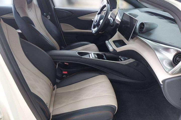 Hvid BYD Dolphin fra 2025