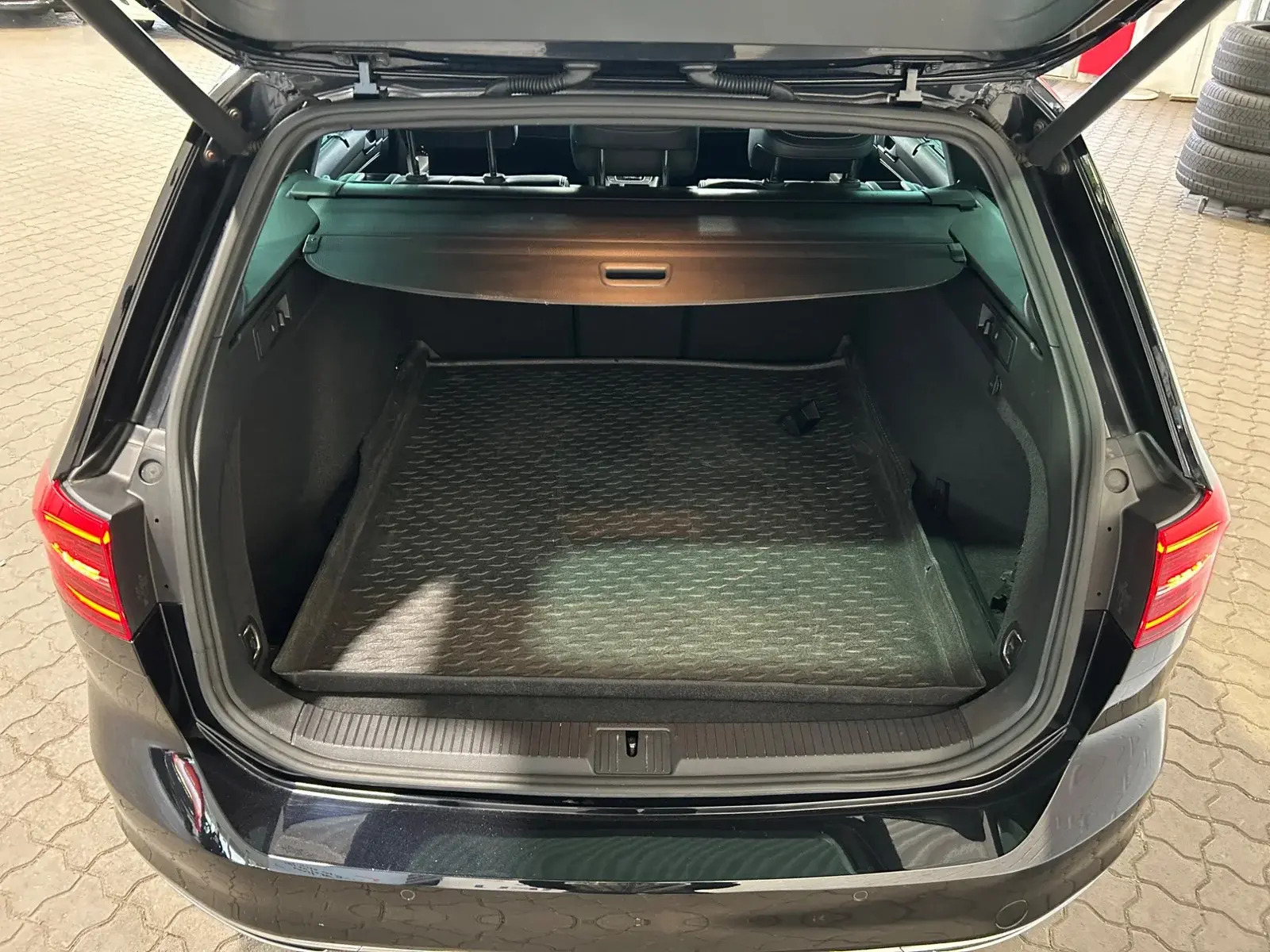 Sort VW Passat fra 2019