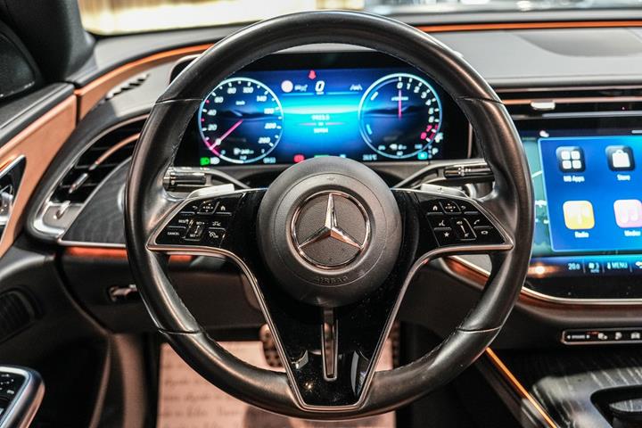 Sort Mercedes E300 e fra 2023