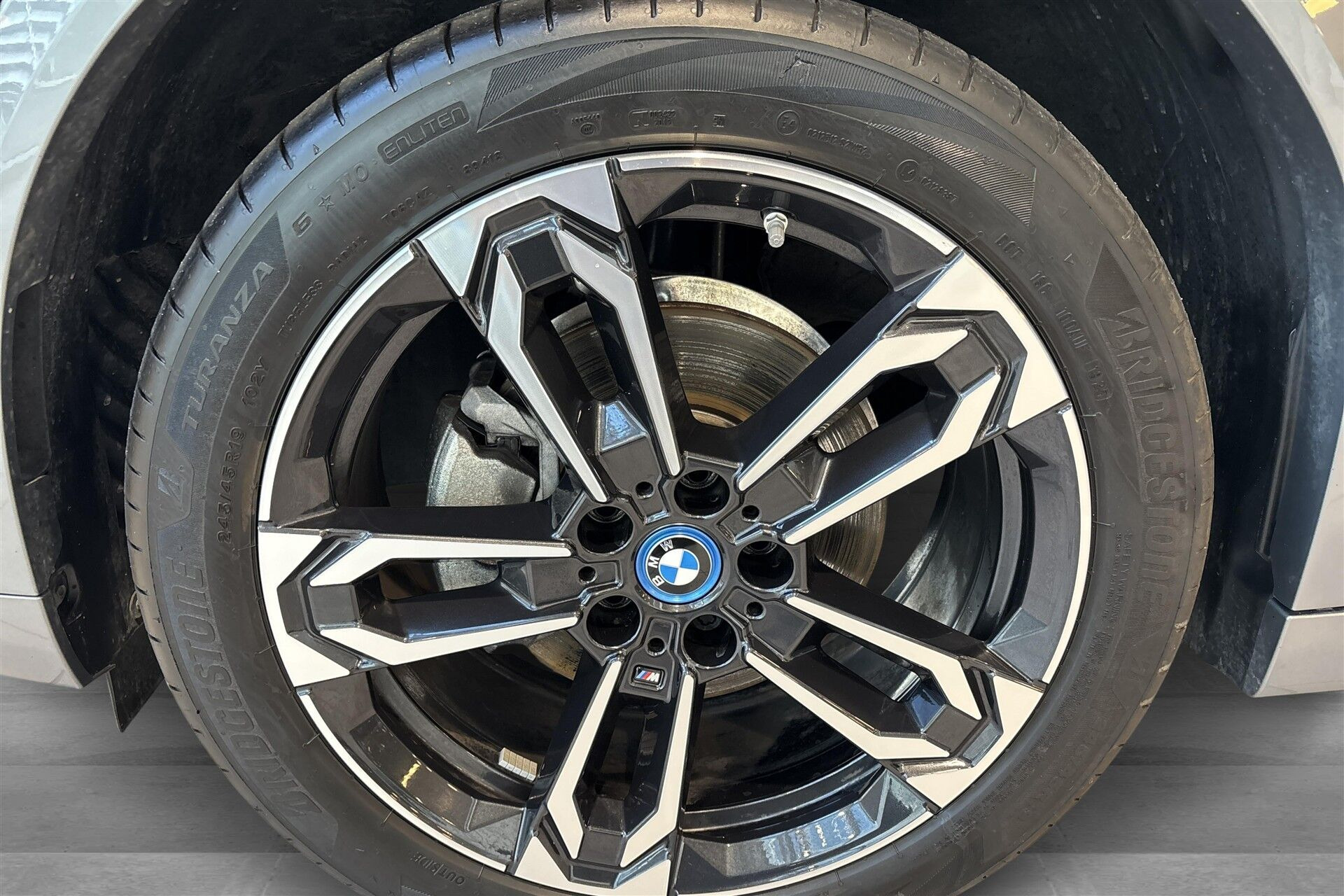 Grå BMW iX2 fra 2025