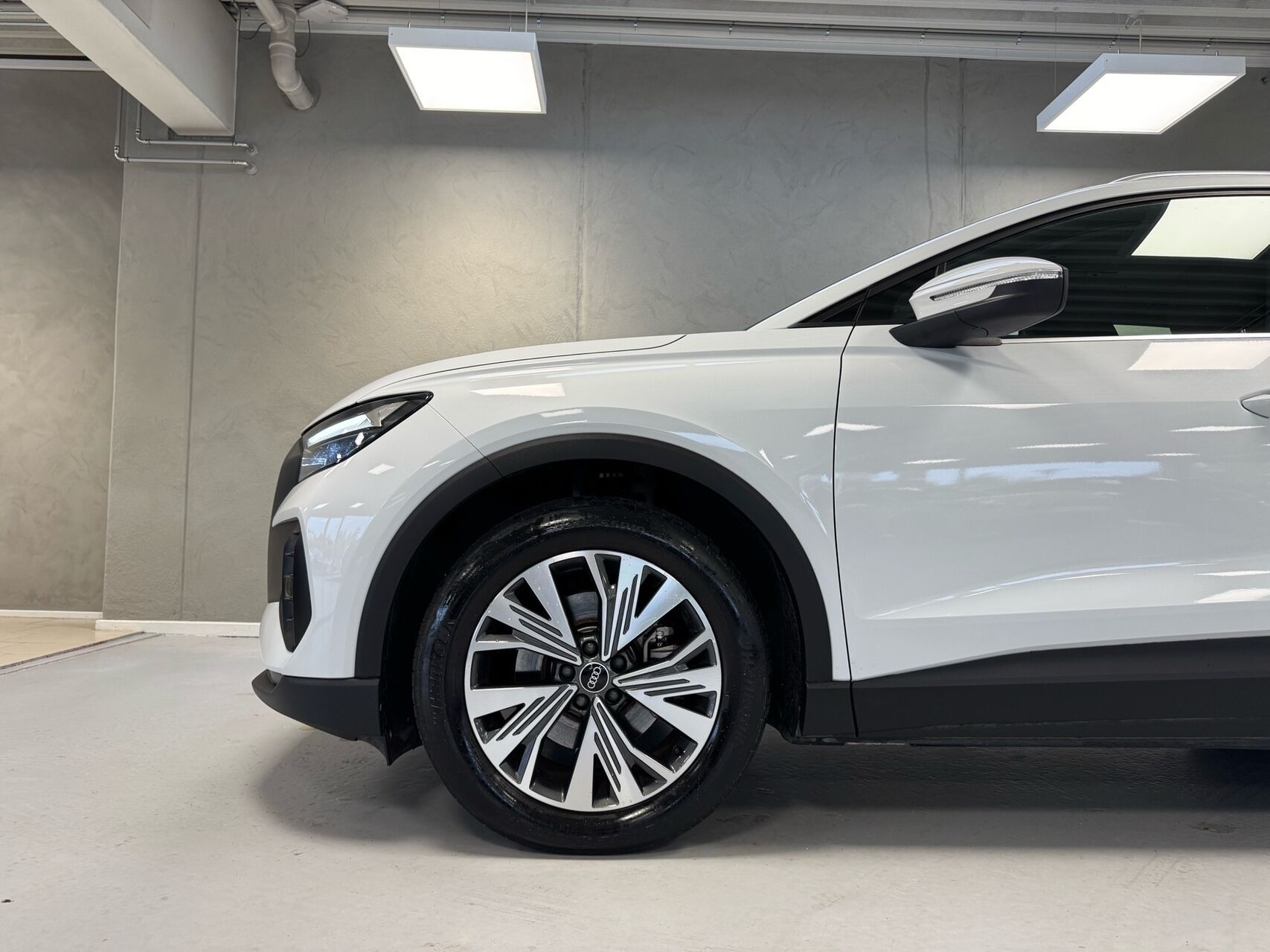 Hvid Audi Q4 fra 2023