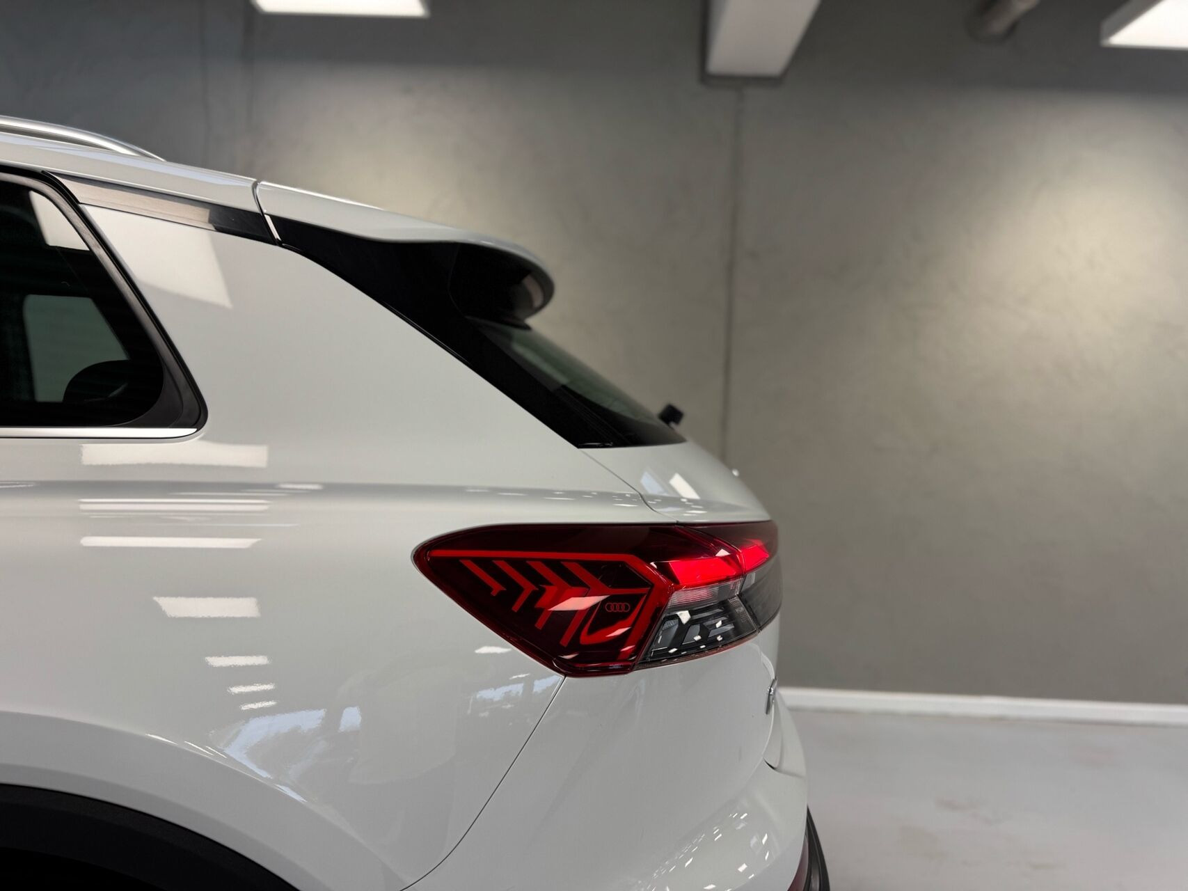 Hvid Audi Q4 fra 2023