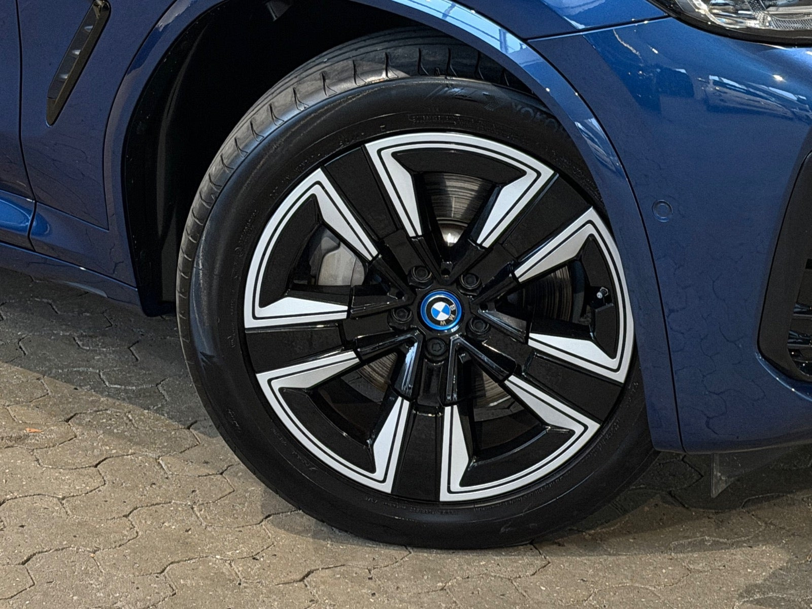Blå BMW iX3 fra 2023