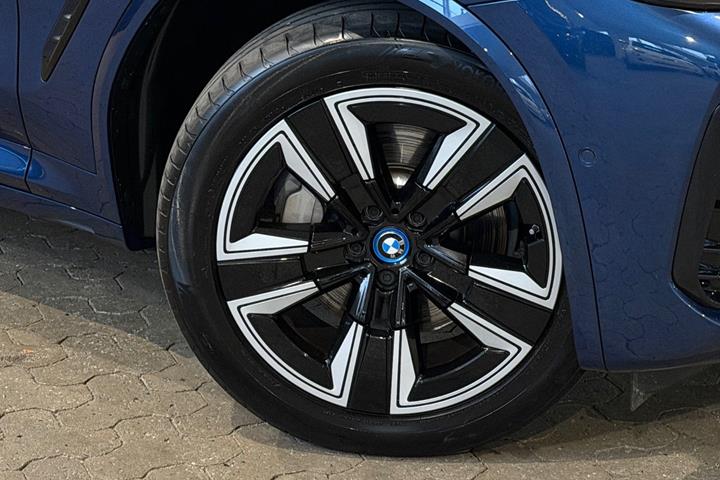 Blå BMW iX3 fra 2023