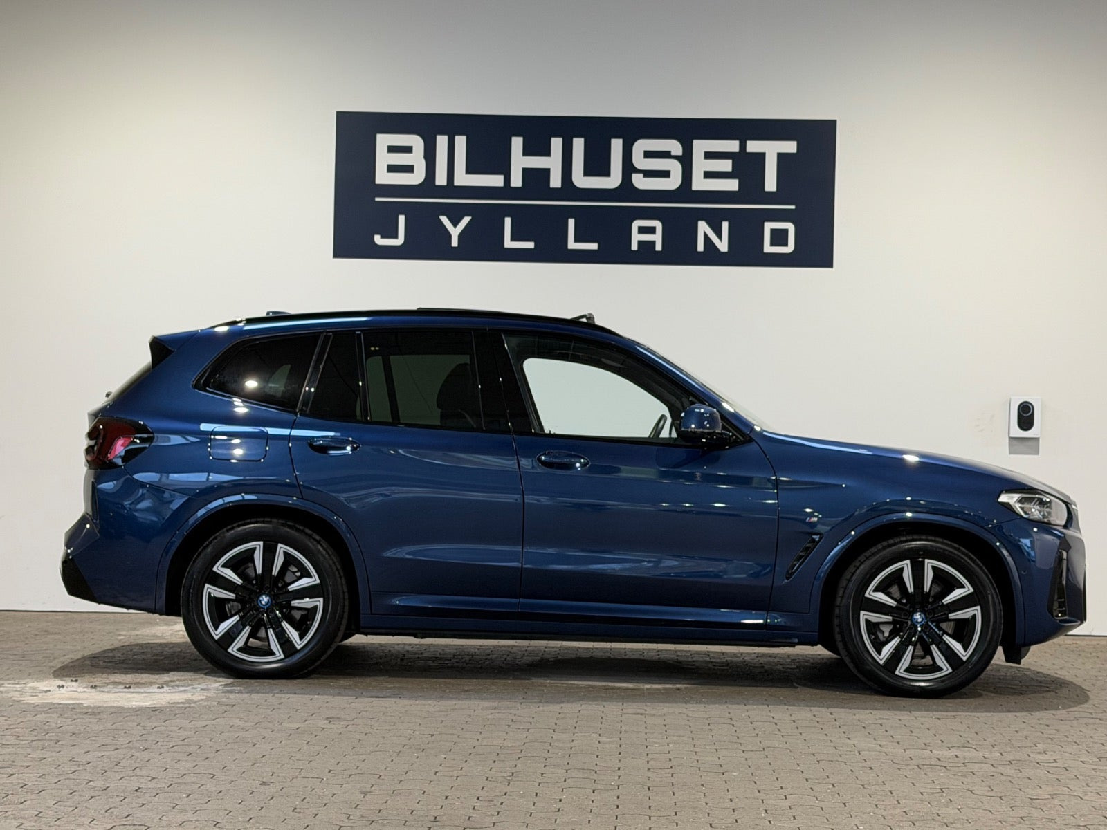 Blå BMW iX3 fra 2023