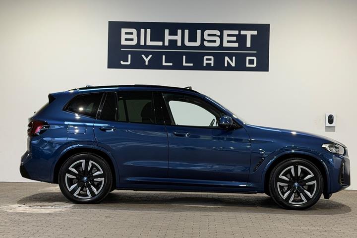 Blå BMW iX3 fra 2023