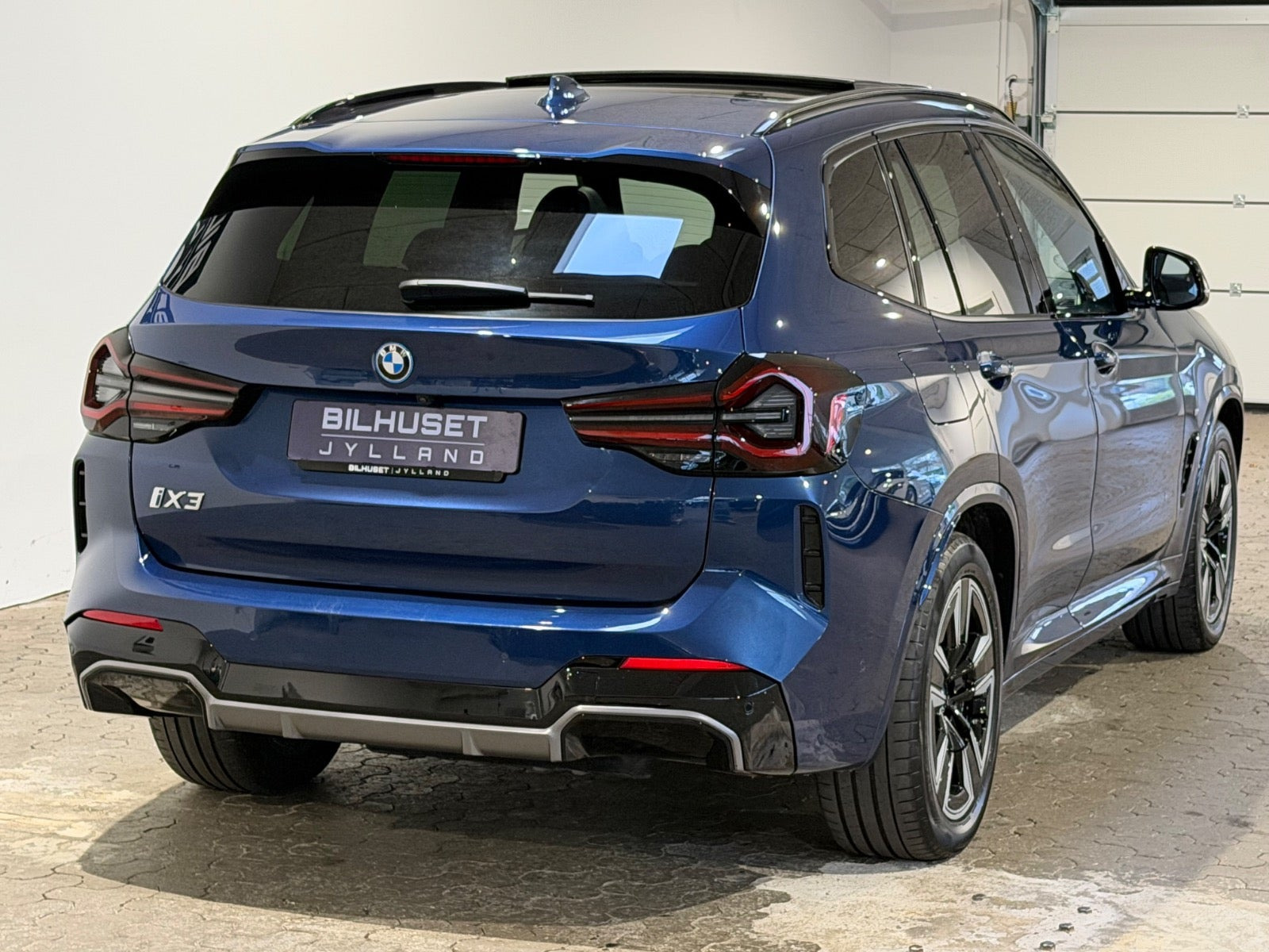 Blå BMW iX3 fra 2023