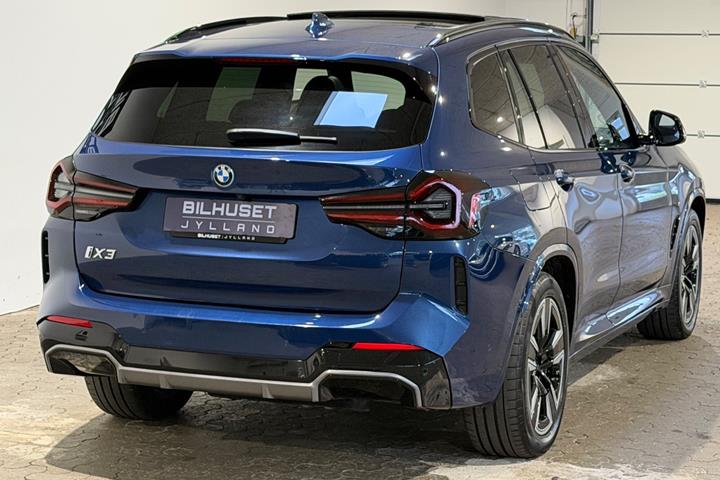 Blå BMW iX3 fra 2023