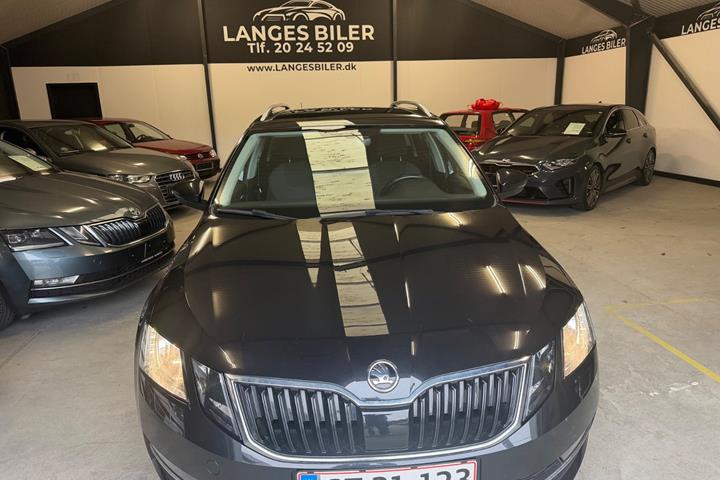 Sort Skoda Octavia fra 2019