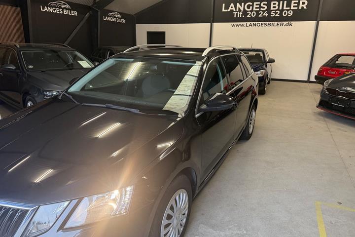 Sort Skoda Octavia fra 2019