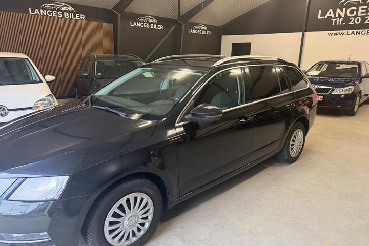 Sort Skoda Octavia fra 2019