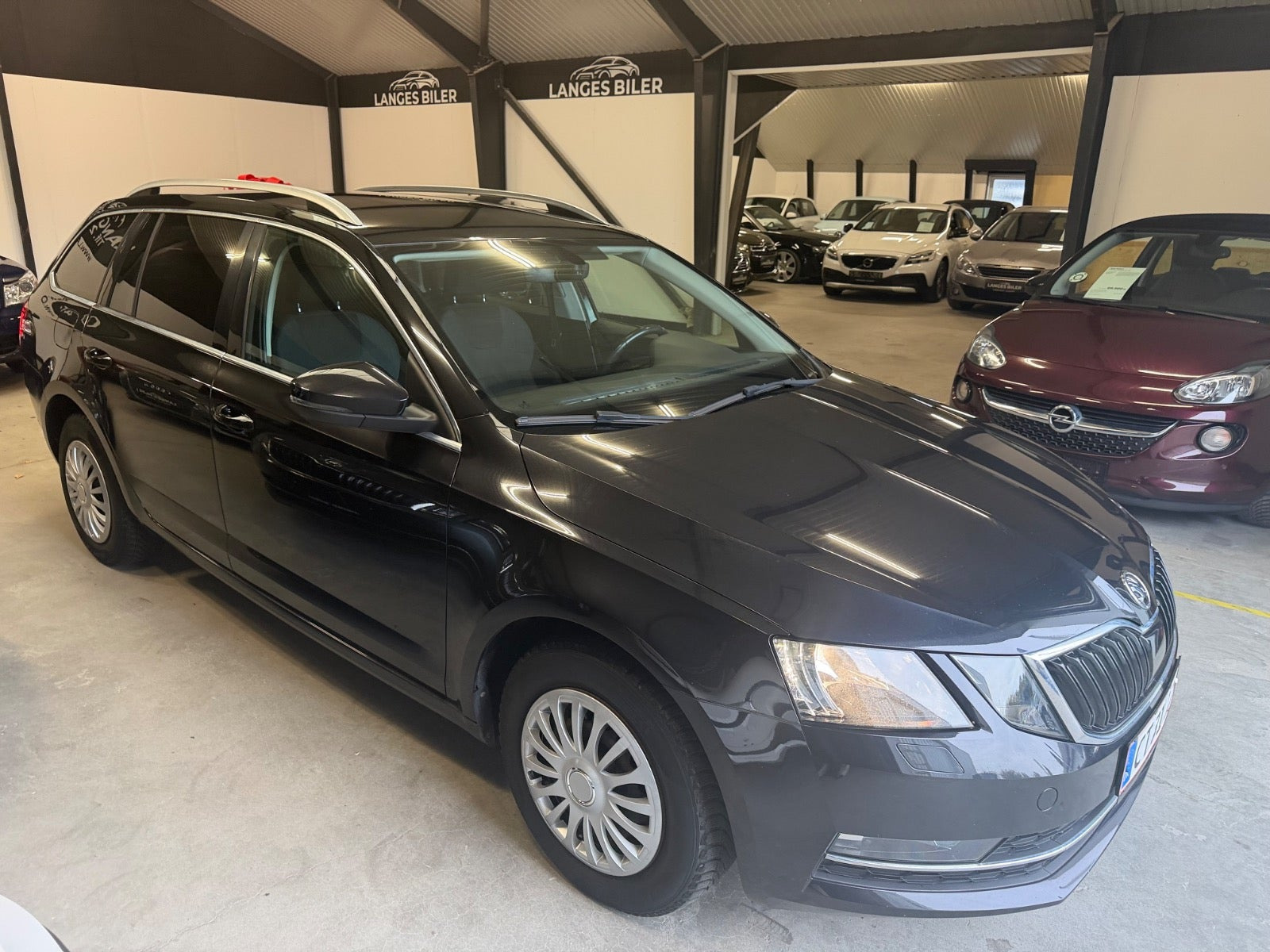 Sort Skoda Octavia fra 2019