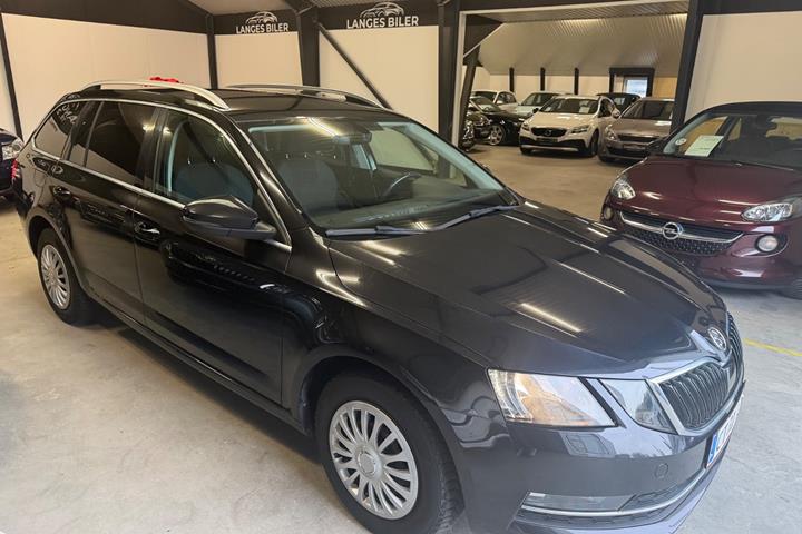 Sort Skoda Octavia fra 2019